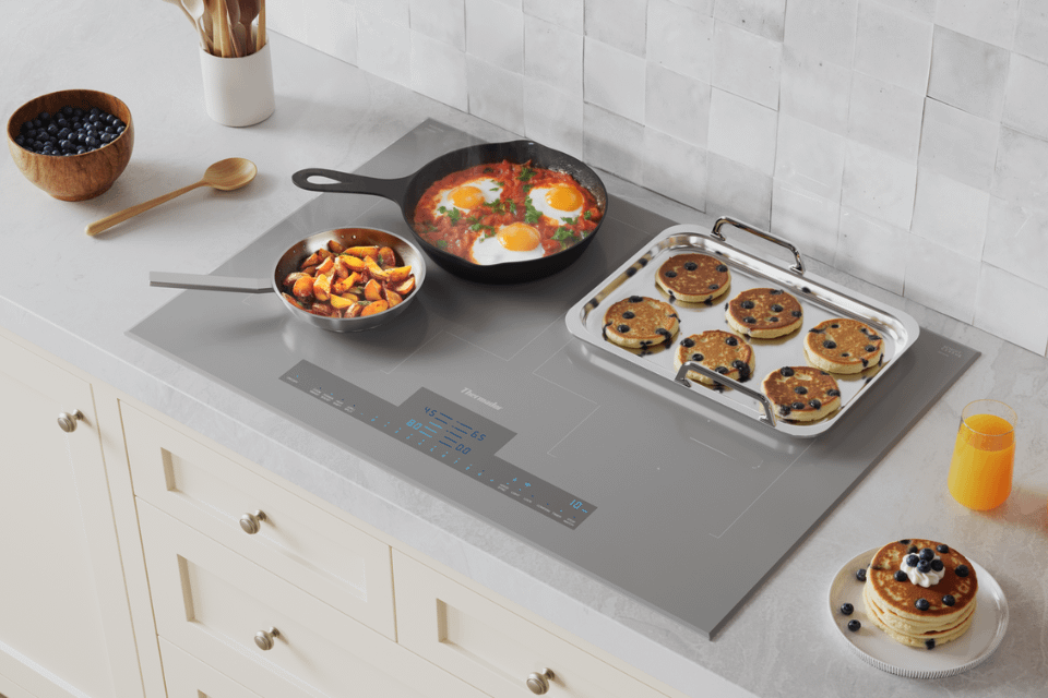 Two extra-large Liberty(R) cooking zones: allows more space and flexibility in placing larger cookware.