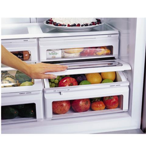 Humidity controlled vegetable compartments and sealed snack pans