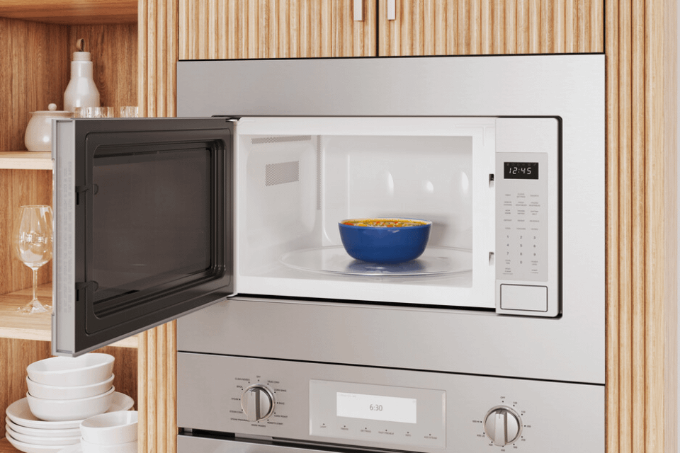 Features a 2.1 cu. ft. capacity