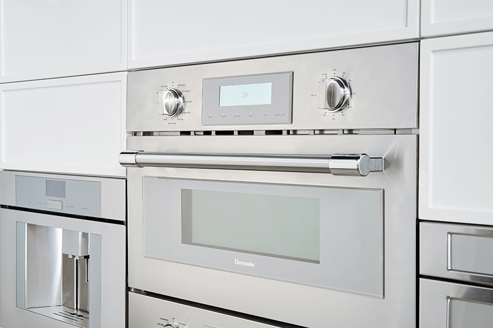 Bold design with stainless steel control knobs